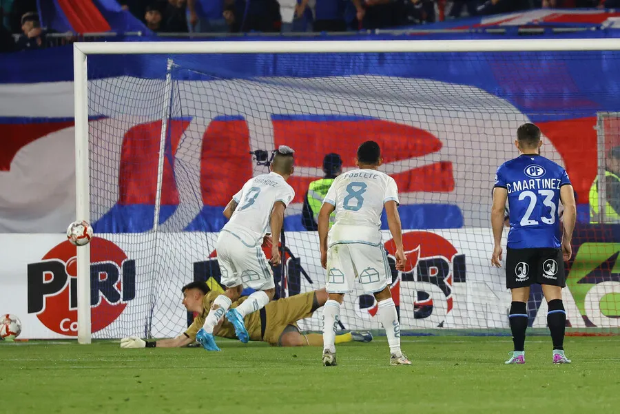 Fernández ve cómo Martín Parra le ataja el penal (Photosport)