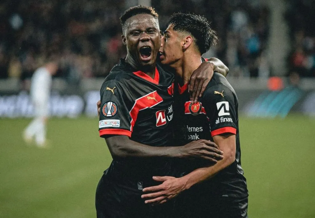 Darío Osorio celebrando su gol para el FC Midtjylland junto a Franculino Djú. 