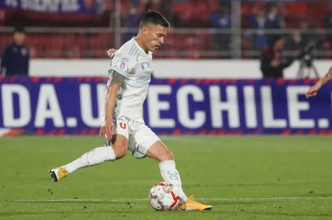 Scooby Castañeda exige que Charles Aránguiz se encargue de los penales en Universidad de Chile.