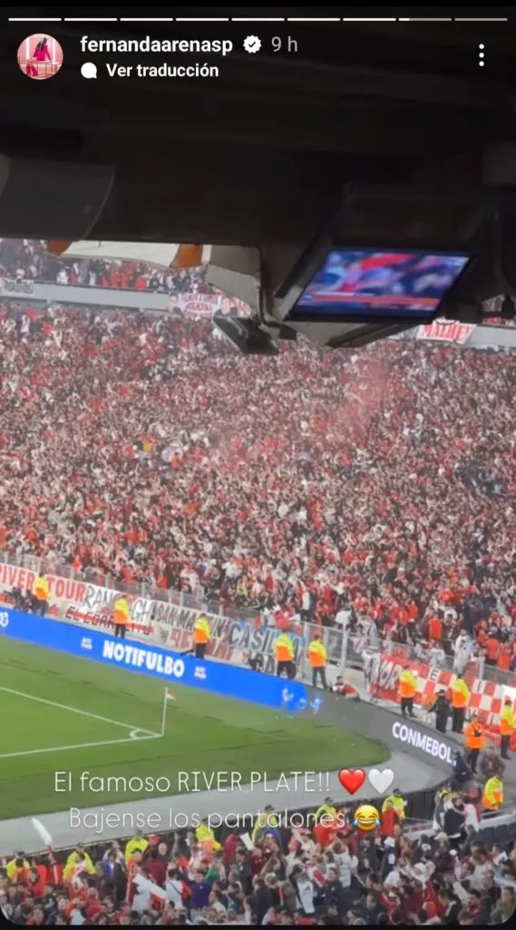 Mujer de Díaz provoca a los hinchas albos. | Foto: Photosport