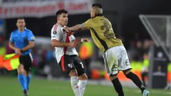 Arturo Vidal se fue a los empujones con Marcos Acuña. (Foto: Marcelo Endelli/Getty Images)