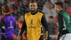 Arturo Vidal hace gesto a los hinchas de River. (Foto: Getty)