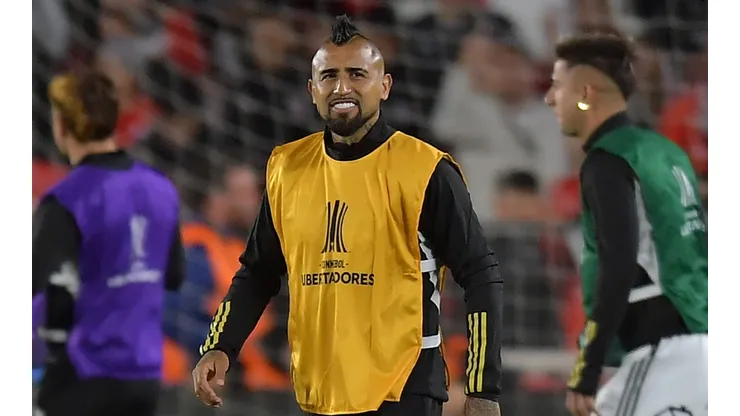 Arturo Vidal hace gesto a los hinchas de River. (Foto: Getty)