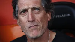 Mario Salas pide medidas tras ser víctima de agresión en el Zorros del Desierto. Al DT una persona le lanzó una botella de plástico. (Foto: Photosport)