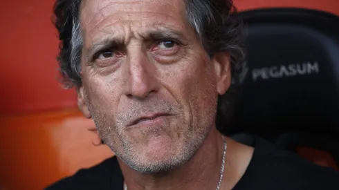 Mario Salas pide medidas tras ser víctima de agresión en el Zorros del Desierto. Al DT una persona le lanzó una botella de plástico. (Foto: Photosport)