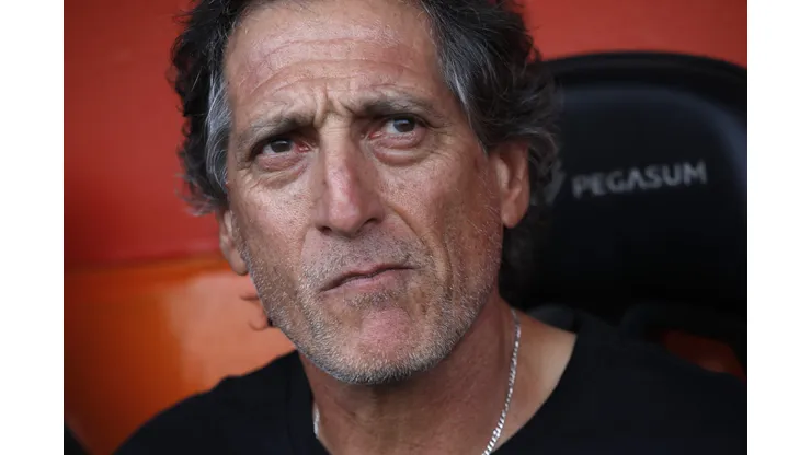 Mario Salas pide medidas tras ser víctima de agresión en el Zorros del Desierto. Al DT una persona le lanzó una botella de plástico. (Foto: Photosport)