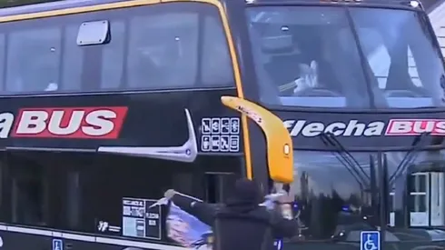 El Bus de Colo Colo yendo rumbo al estadio Monumental de Núñez