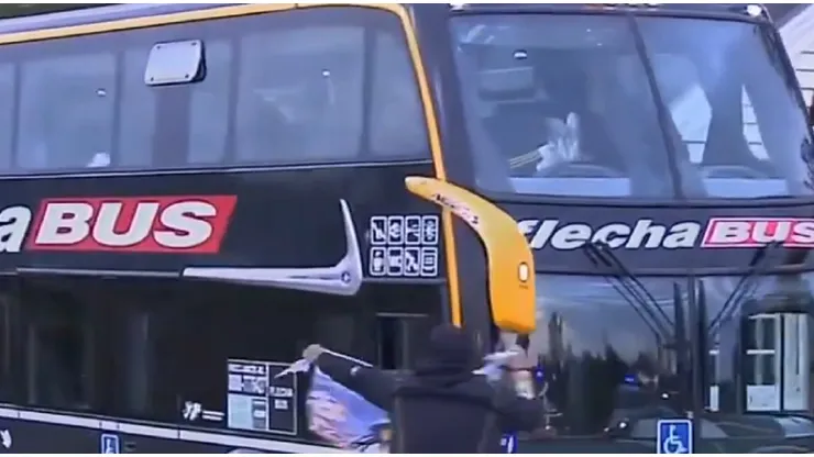 El Bus de Colo Colo yendo rumbo al estadio Monumental de Núñez