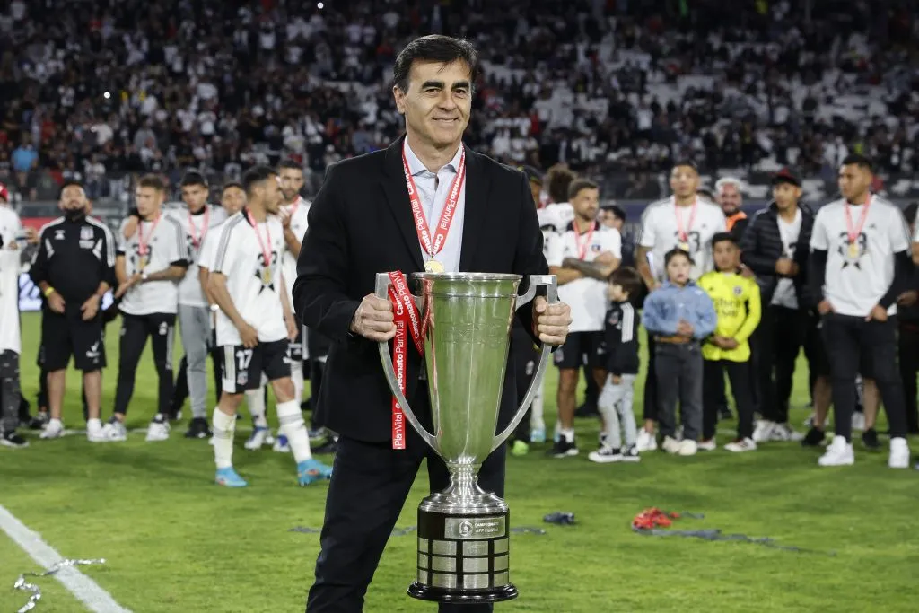 Gustavo Quinteros llevó a Colo Colo a su estrella número 33 en el Campeonato Nacional 2022. (Foto: José Alvújar/Photosport)