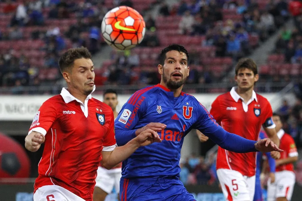 Alejandro Contreras alzó el título del Torneo de Clausura 2017 con Universidad de Chile.