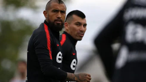 Arturo Vidal recibió regalo de Gary Medel. (Foto: Photosport)