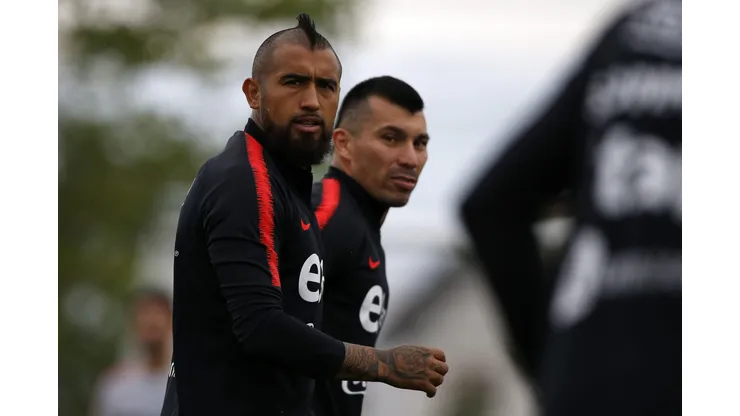 Arturo Vidal recibió regalo de Gary Medel. (Foto: Photosport)