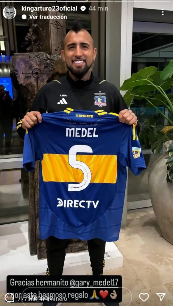 Arturo Vidal posó con la camiseta de Boca Juniors de Gary Medel en la previa al encuentro del Cacique ante River Plate.