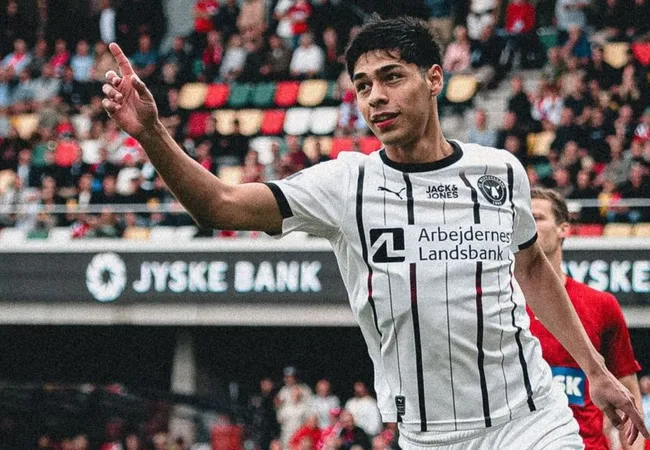 Darío Osorio fue expulsado en el FC Midtjylland. A pesar de ello, su capitán lo defendió.