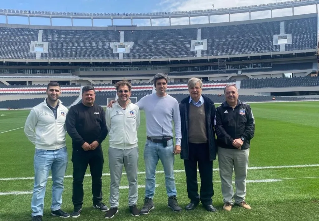 Dirigencia de Colo Colo en el césped del Mâs Monumental de River Plate. (Foto: @colocolooficial)