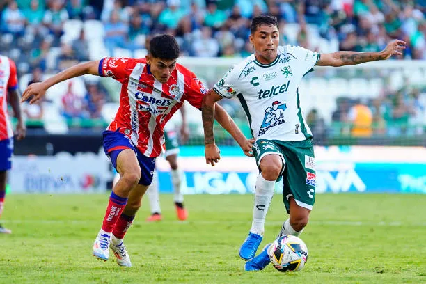 Cabral jugando por León. El talentoso busca su opción en La Roja (Getty Images)