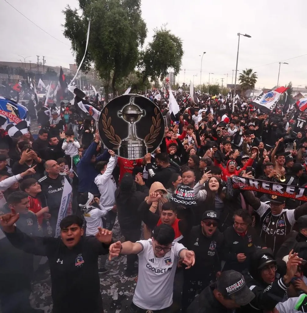 Colo Colo fue despedido por una multitudinaria caravana. (Foto: @colocolooficial)