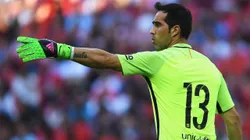 Claudio Bravo ofrece descolgar los guantes para volver al fútbol