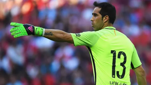 Claudio Bravo ofrece descolgar los guantes para volver al fútbol