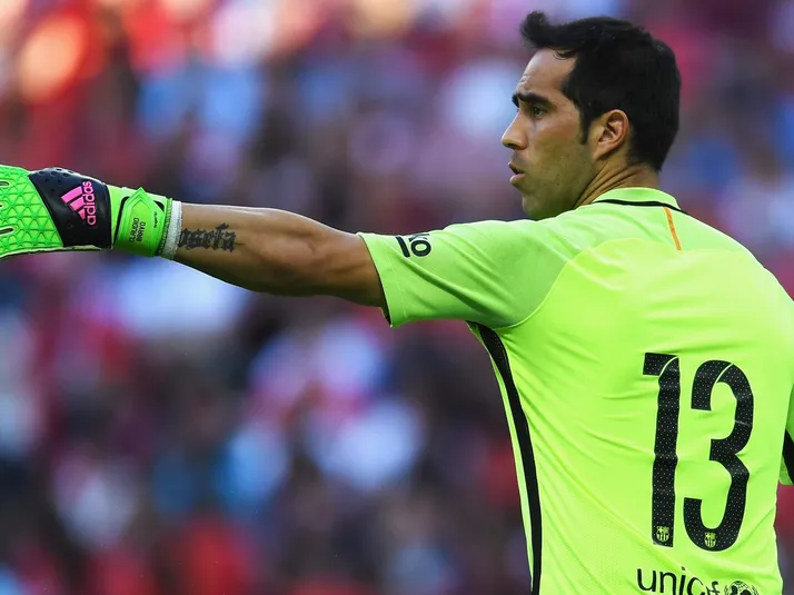 ¡Atención!: Bravo se ofrece a volver al fútbol y ser el arquero de este club