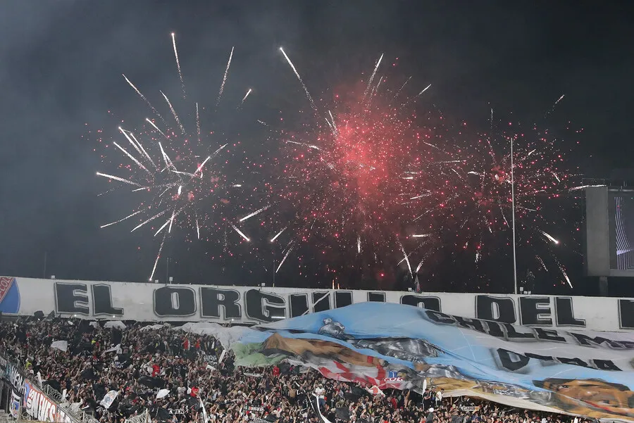 El hincha albo acompañó en la calles a su equipo. | Foto: Photosport