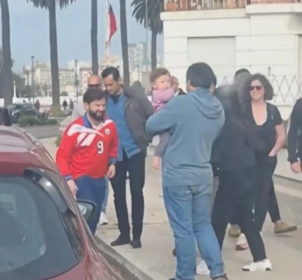 Las imágenes captadas del Presidente Boric con La Roja puesta (Redes sociales)