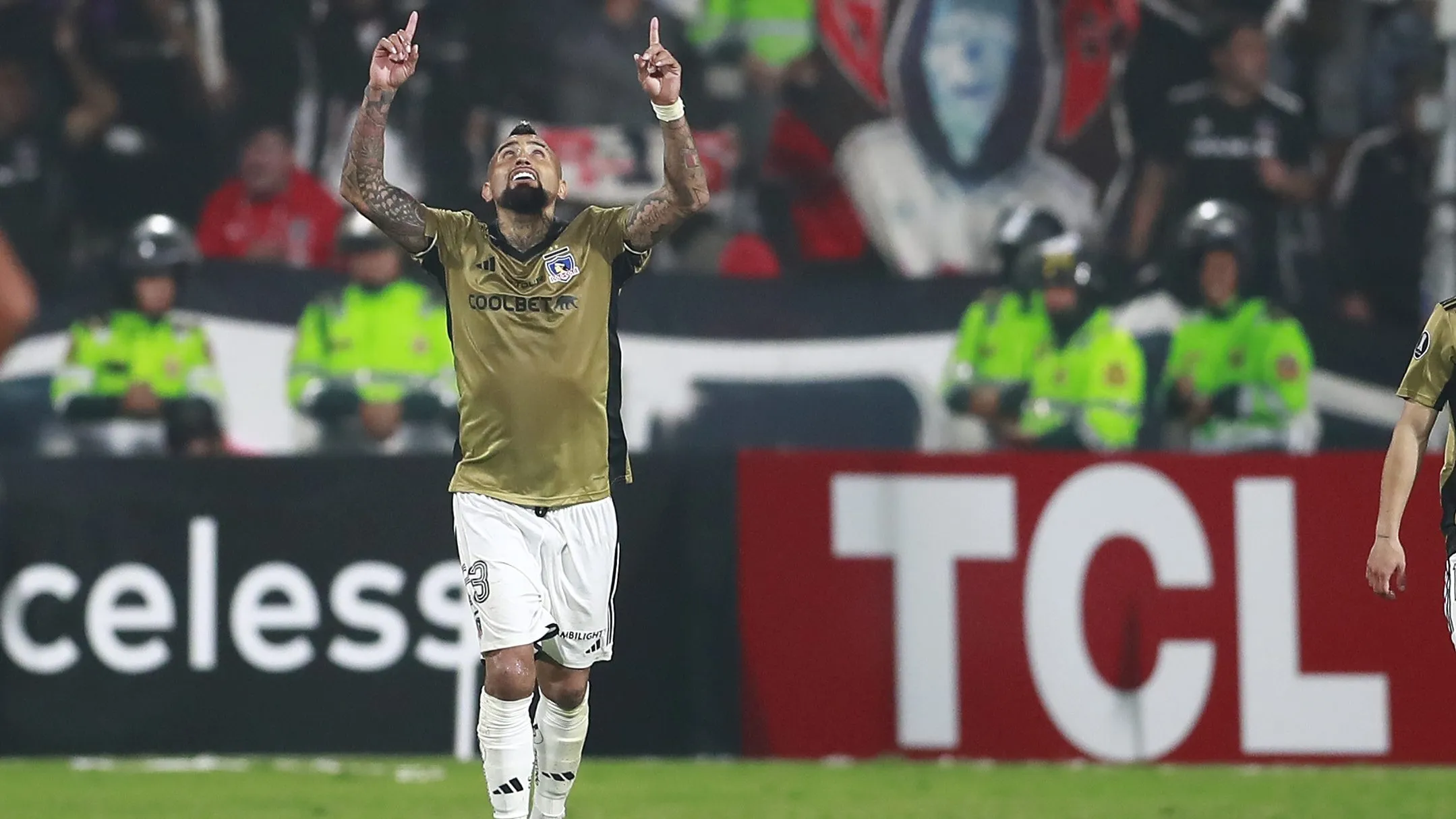 Arturo Vidal reveló que Colo Colo jugará con camiseta dorada ante River Plate en Buenos Aires. (Foto: Photosport)