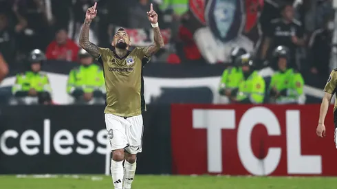 Arturo Vidal se enciende en la previa al Colo Colo vs River (Foto: Daniel Apuy/Photosport)