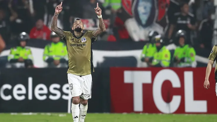 Arturo Vidal se enciende en la previa al Colo Colo vs River (Foto: Daniel Apuy/Photosport)