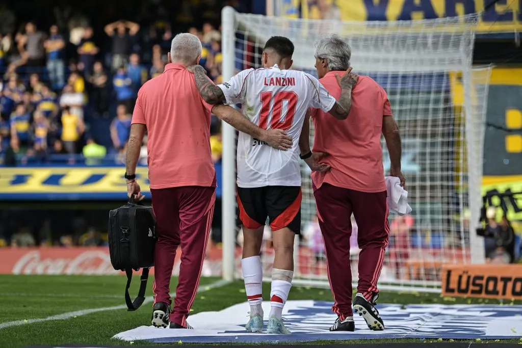 Manuel Lanzini salió lesionado en el Superclásico de Boca Juniors vs River Plate. (Foto: Marcelo Endelli/Getty Images)