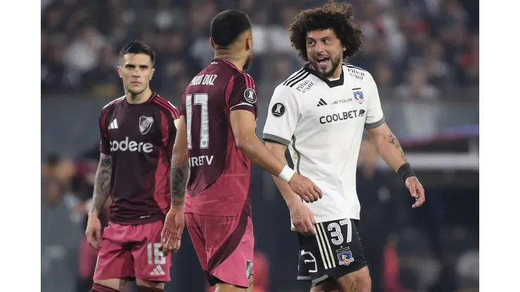 Jorge Coke Conteras sale en defensa de Paulo Díaz.