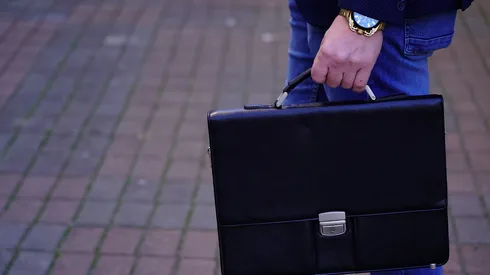 Camilo Pino tiene miedo del hombre del maletín.