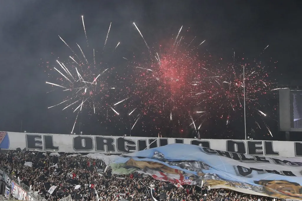 Más de 42 mil espectadores y fuegos artificiales le dieron un extraordinario clima al Estadio Monumental en el partido de Colo Colo vs River Plate. (Foto: Pepe Alvújar/Photosport)