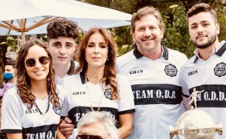 Alejandro Domínguez y su familia posando con la camiseta de Olimpia de Paraguay