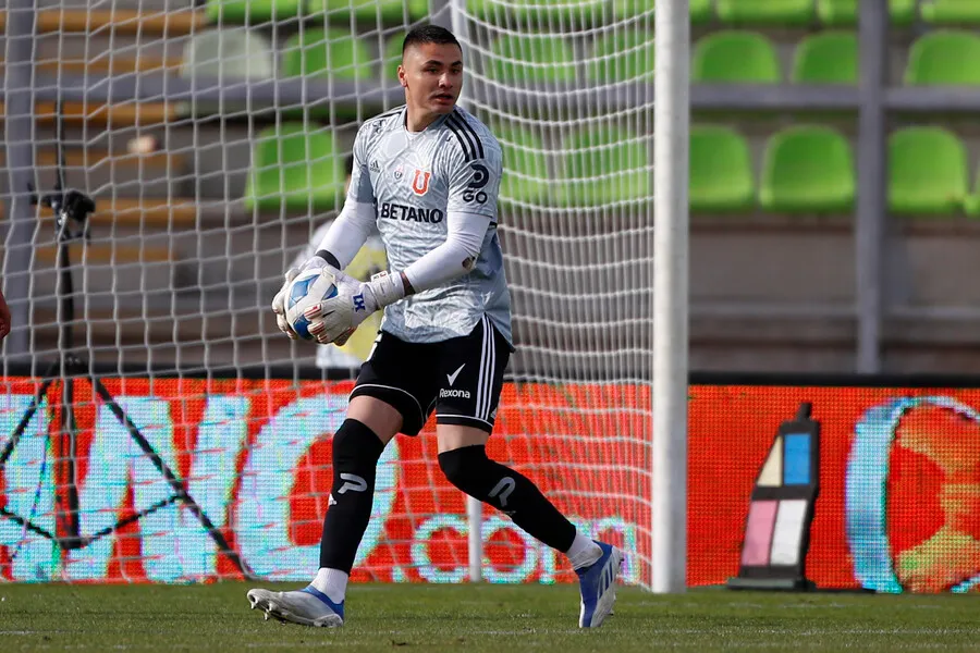 Cristóbal Campos defendiendo el arco azul (Photosport)