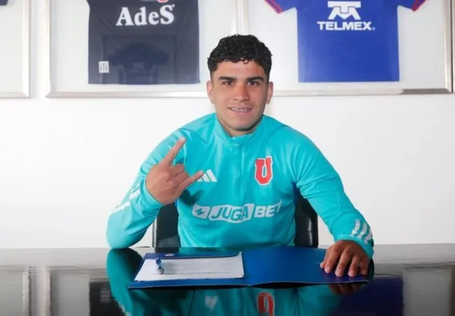 Benjamín Aravena firmó su primer contrato con Universidad de Chile. Juega en la categoría sub-21 de Adrián Rojas.