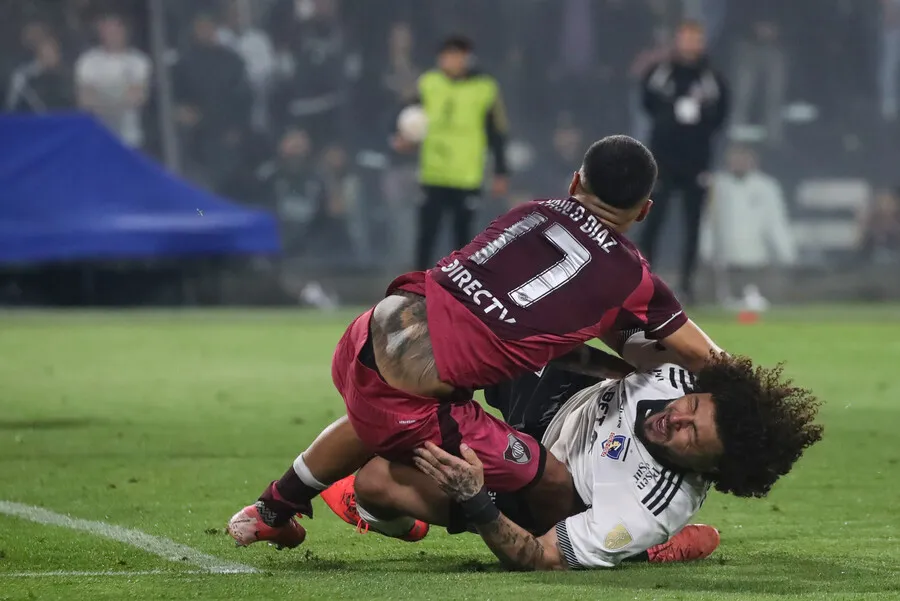 Díaz y Falcón protagonizaron dura pelea. | Foto: Photosport