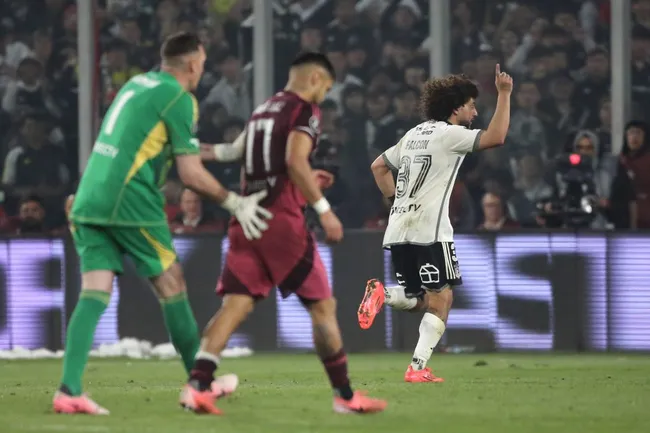 Maximiliano Falcón tuvo una fuerte discusión con Paulo Díaz en el duelo entre Colo Colo y River Plate.