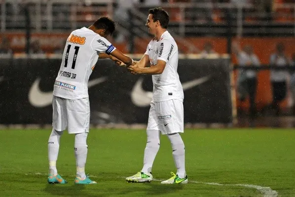 Montillo compartió con Neymar en Santos formando una gran amistad (Archivo)