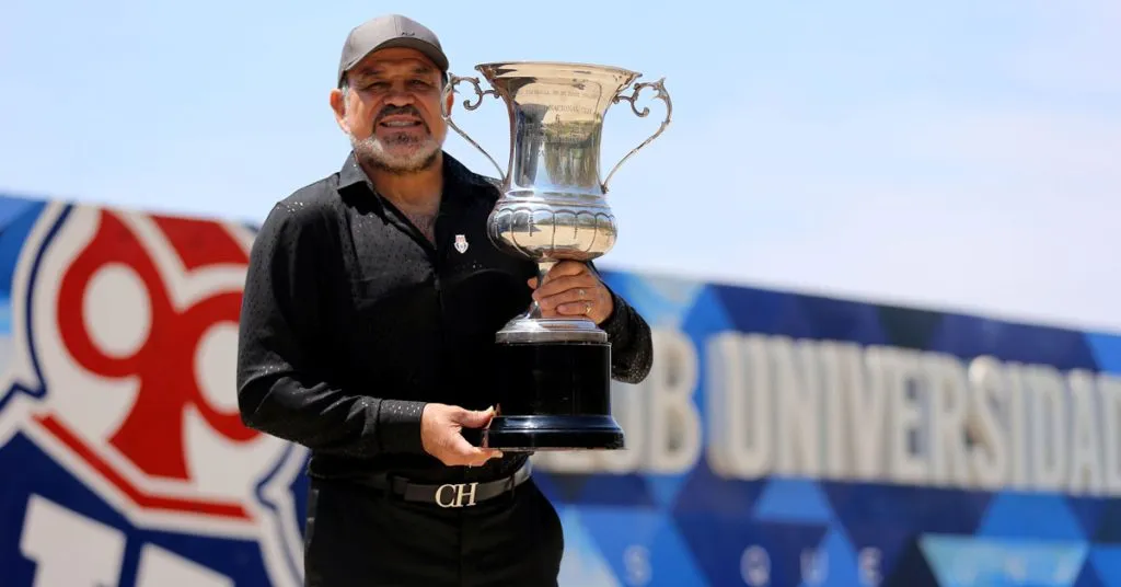 Delgado posando con la copa de campéon en 1994 (Archivo)