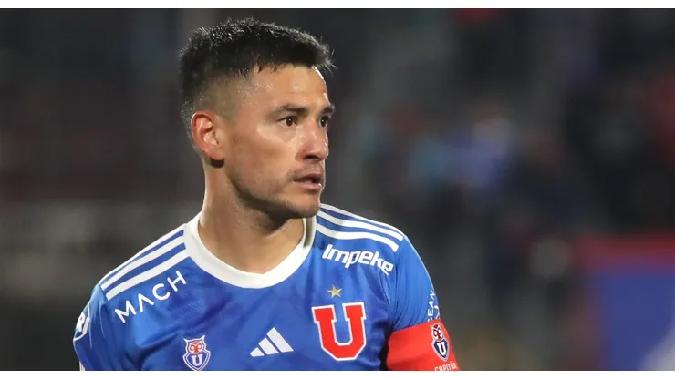 Charles Aránguiz esperaba a Eduardo Vargas en su vuelta a Universidad de Chile.