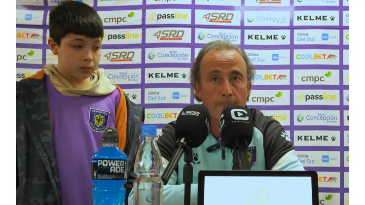 Manuel Suárez invitó a Tomasito a la conferencia de prensa. (Foto: Deportes Concepción)