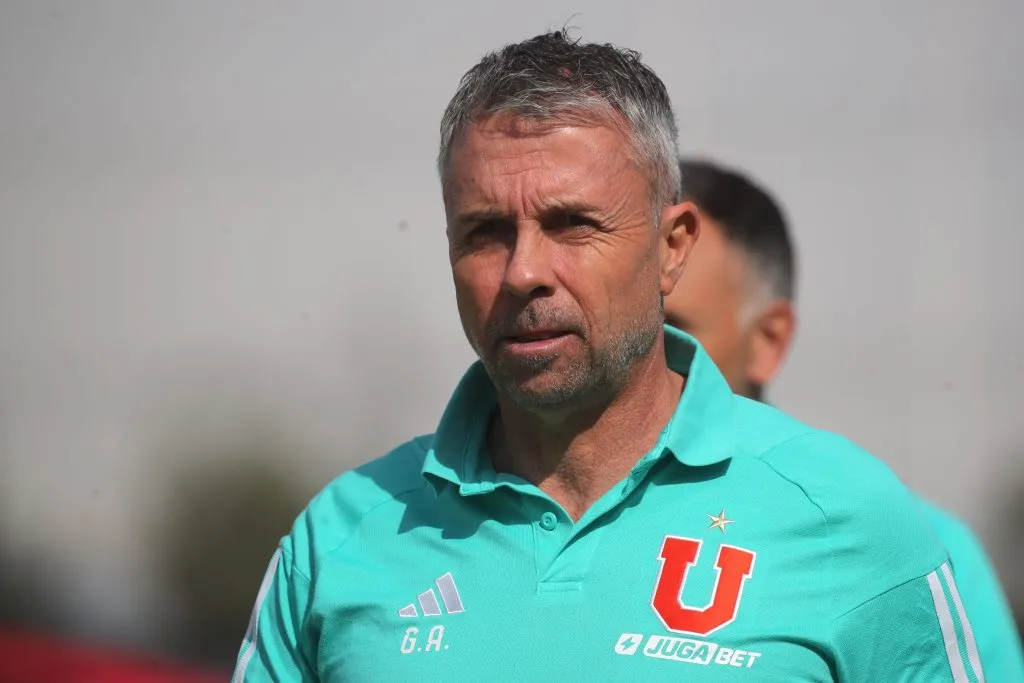 Manuel de Tezanos destaca decisión de Gustavo Álvarez de elegir por rendimiento, aquello en referencia a Luciano Pons. (Foto: Photosport)