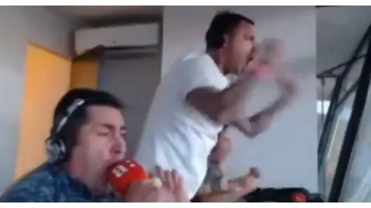 Al igual que el pueblo azul, Caamaño y Pinilla celebraron con todo el gol de Fernández.