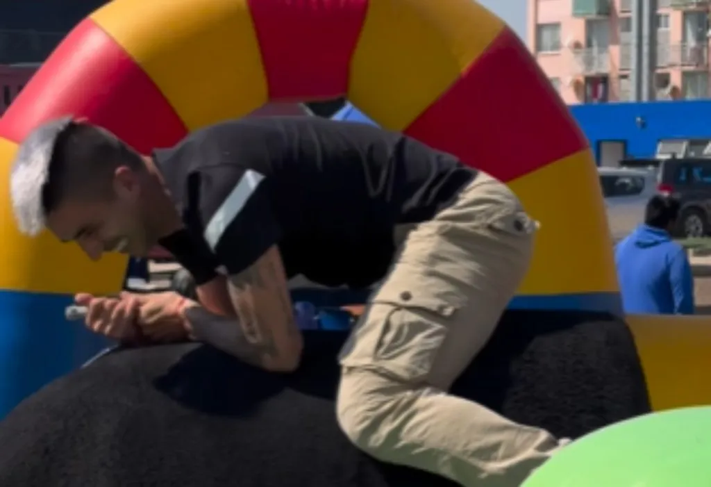 Leandro Fernández luchó contra el toro mecánico en la fiesta dieciochera de Universidad de Chile.