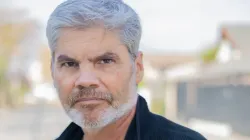 Juan Cristóbal Guarello acusa que podría aparecer el hombre del maletín