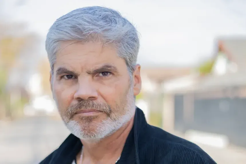 Juan Cristóbal Guarello acusa que podría aparecer el hombre del maletín