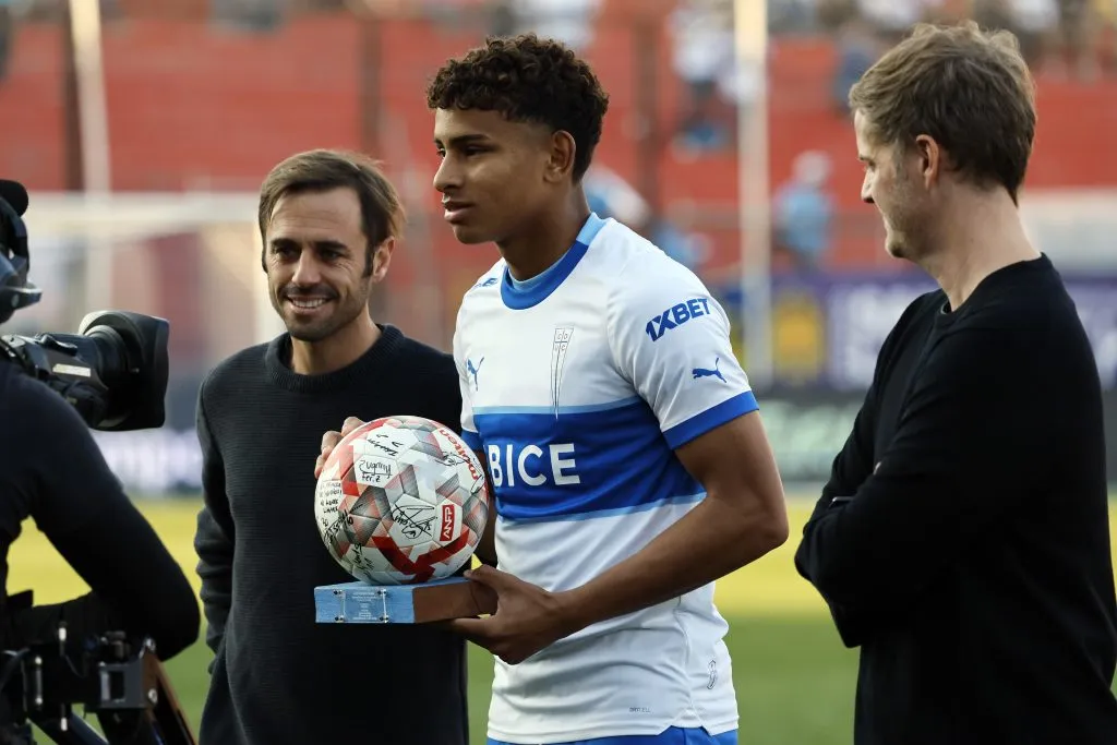 Juan Francisco Rossel recibió un reconocimiento tras convertir su primer gol en el profesionalismo | FOTO: Andres Pina/Photosport