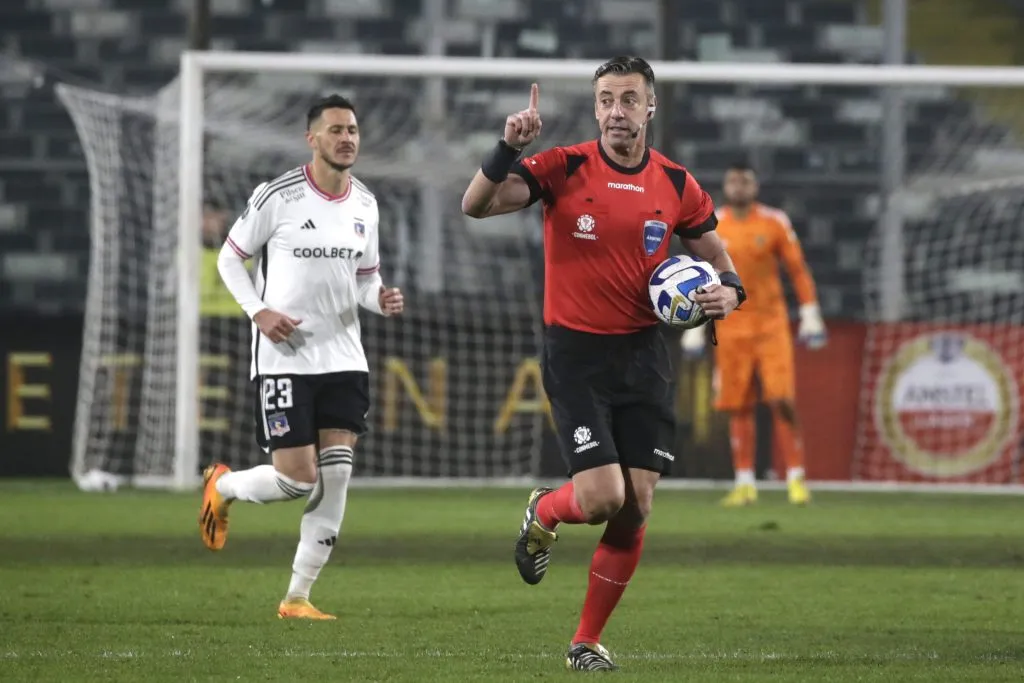 Raphael Claus volverá a arbitrar un partido de Colo Colo en Copa Libertadores. (Foto: Jonnathan Oyarzún/Photosport)