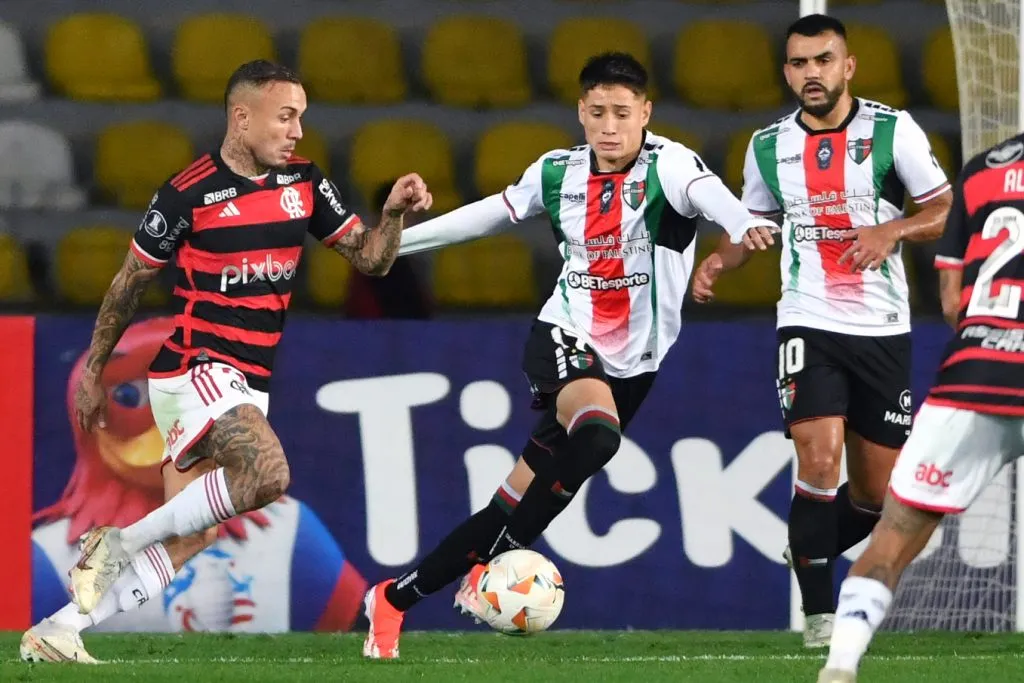 Iván Román disputando un partido de Copa Libertadores ante Flamengo | FOTO: Alejandro Pizarro Ubilla/Photosport